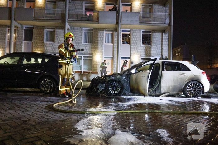 Auto volledig uitgebrand na vermoedelijke brandstichting