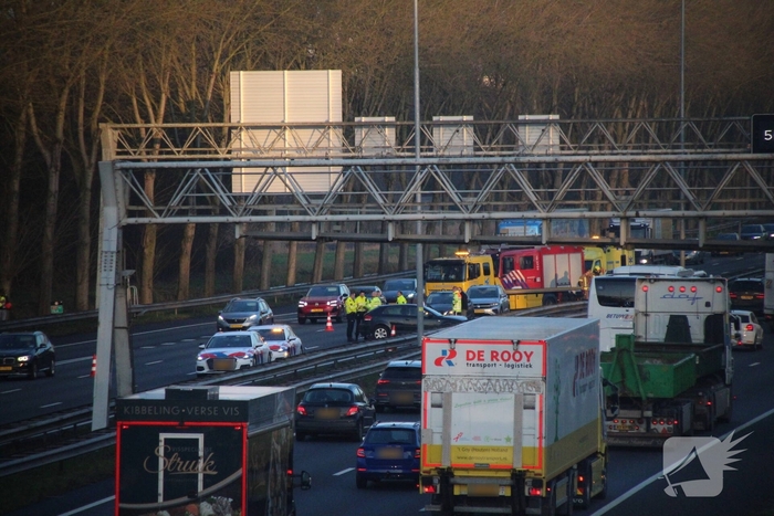 Ongeval tussen vrachtwagen en auto op snelweg