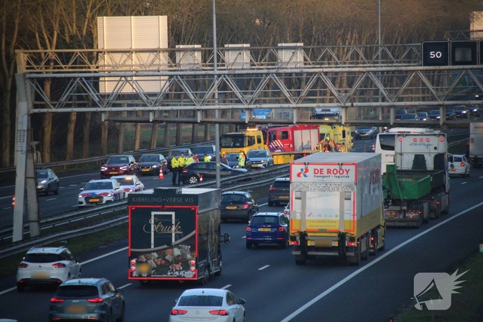 Ongeval tussen vrachtwagen en auto op snelweg