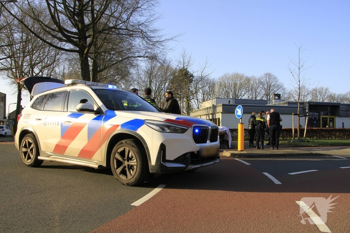Fietser ernstig gewond na aanrijding op rotonde