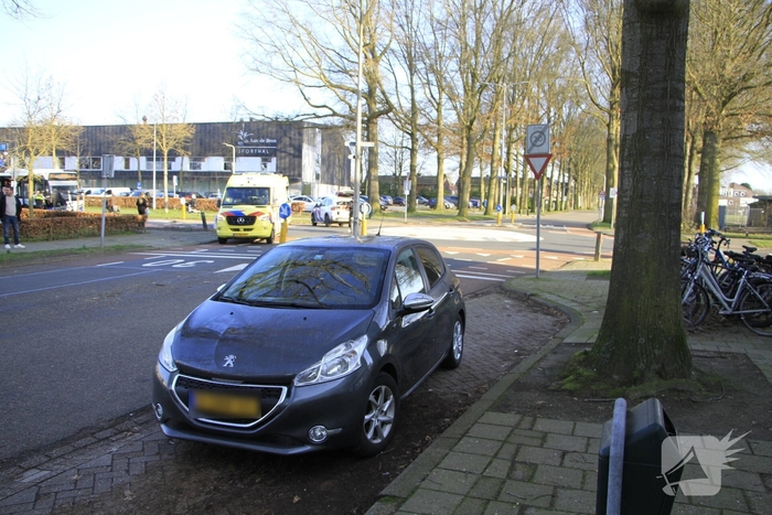Fietser ernstig gewond na aanrijding op rotonde