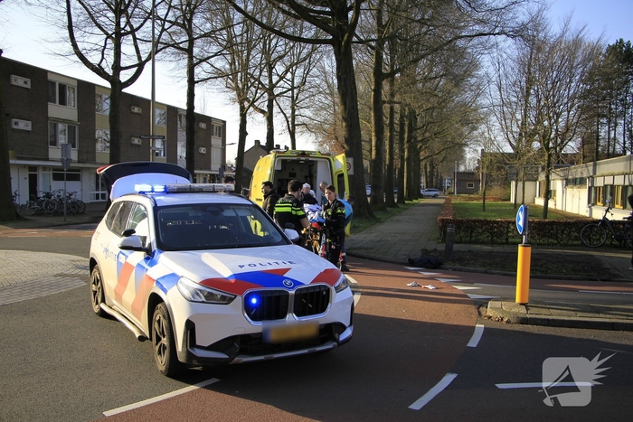 Fietser ernstig gewond na aanrijding op rotonde