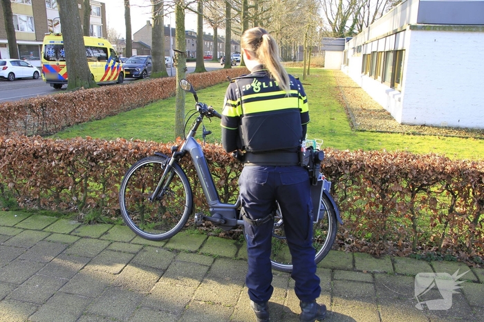 Fietser ernstig gewond na aanrijding op rotonde