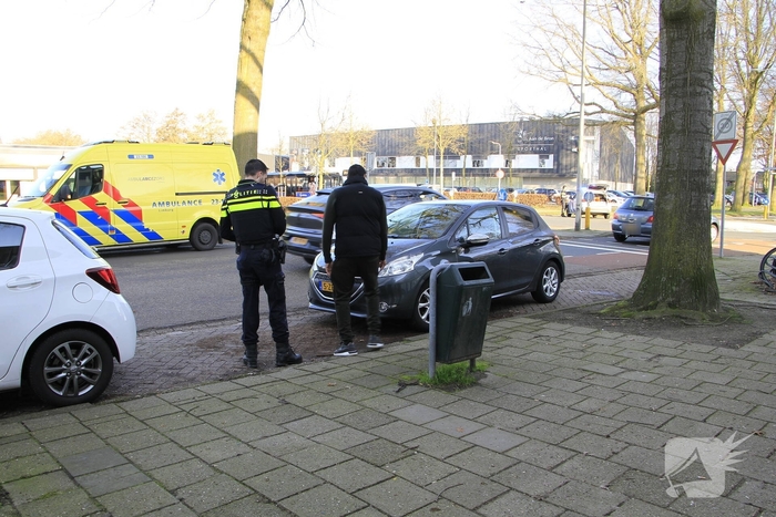 Fietser ernstig gewond na aanrijding op rotonde