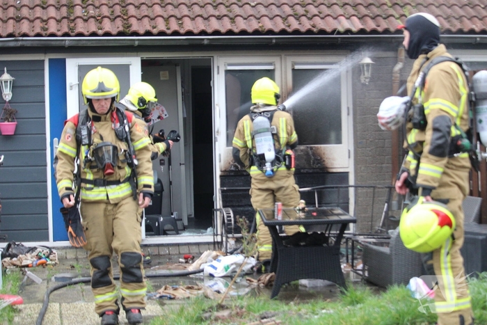 Brand in tuin leidt tot woningbeschadiging