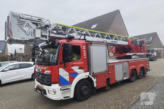 Brandweer helpt kat in nood