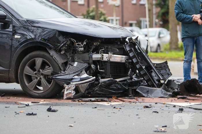 Botsing tussen twee voertuigen leidt tot letsel