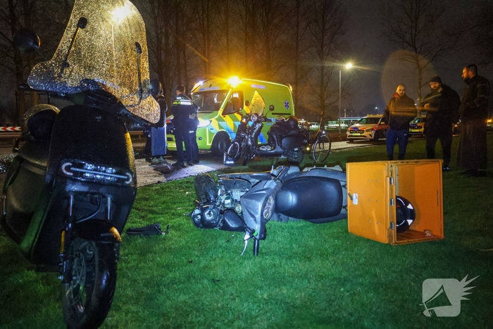 Scooters botsen frontaal op fietspad