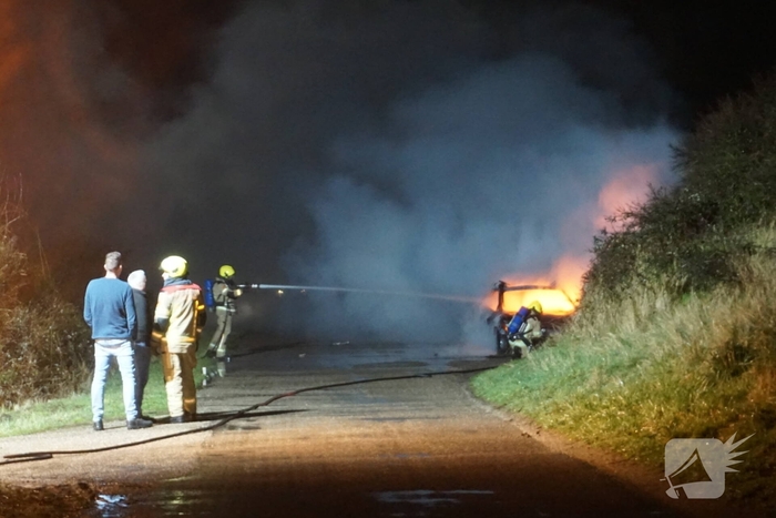 Inzittenden ontsnappen ternauwernood van brandend voertuig