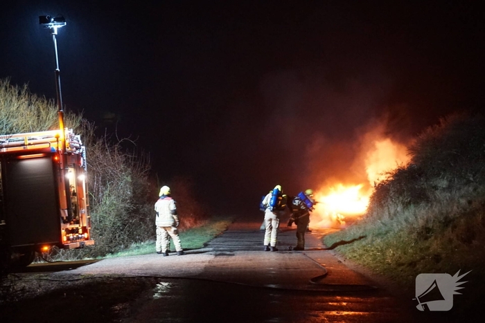 Inzittenden ontsnappen ternauwernood van brandend voertuig