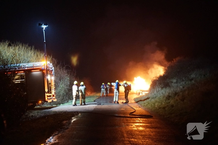 Inzittenden ontsnappen ternauwernood van brandend voertuig