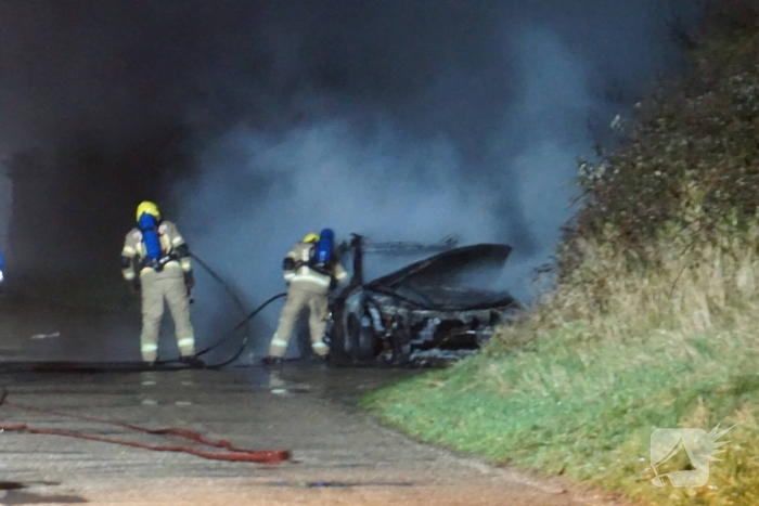 Inzittenden ontsnappen ternauwernood van brandend voertuig