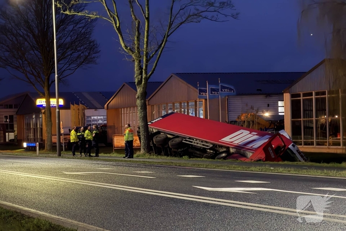 Vrachtwagen raakt van de weg en komt in het water