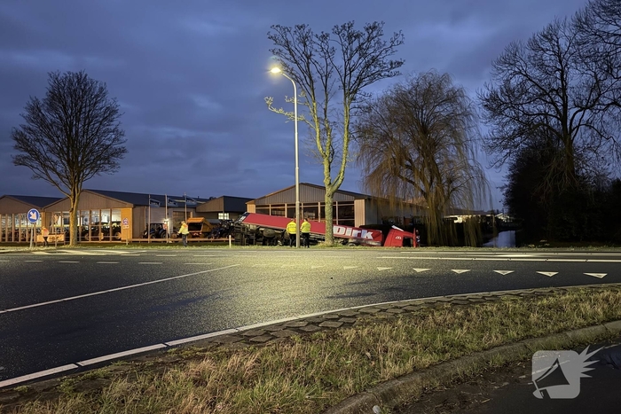 Vrachtwagen raakt van de weg en komt in het water