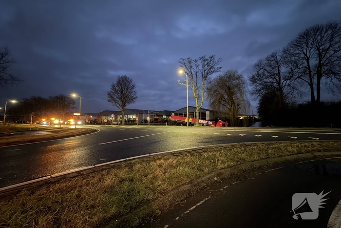 Vrachtwagen raakt van de weg en komt in het water
