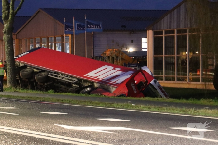Vrachtwagen raakt van de weg en komt in het water