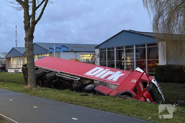 Vrachtwagen raakt van de weg en komt in het water
