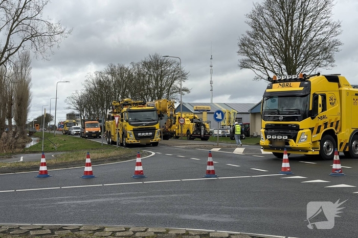 Vrachtwagen raakt van de weg en komt in het water