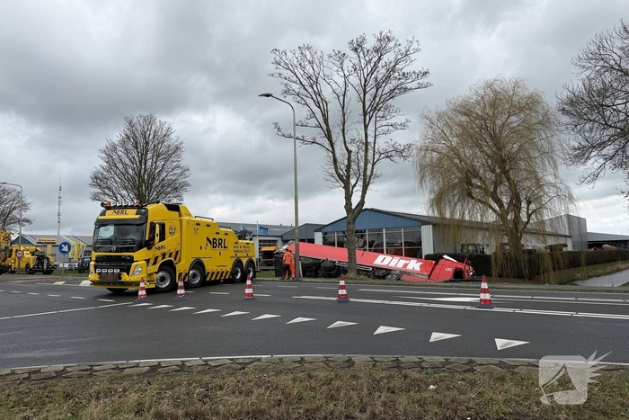 Vrachtwagen raakt van de weg en komt in het water