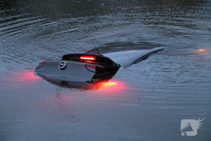 Voertuig te water na ongeval