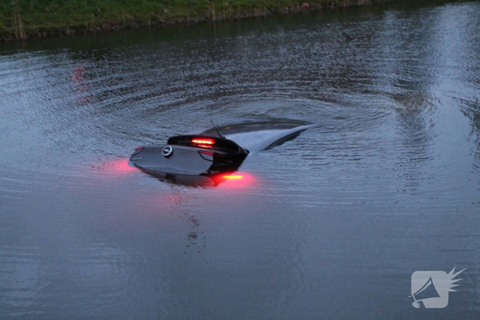 Voertuig te water na ongeval