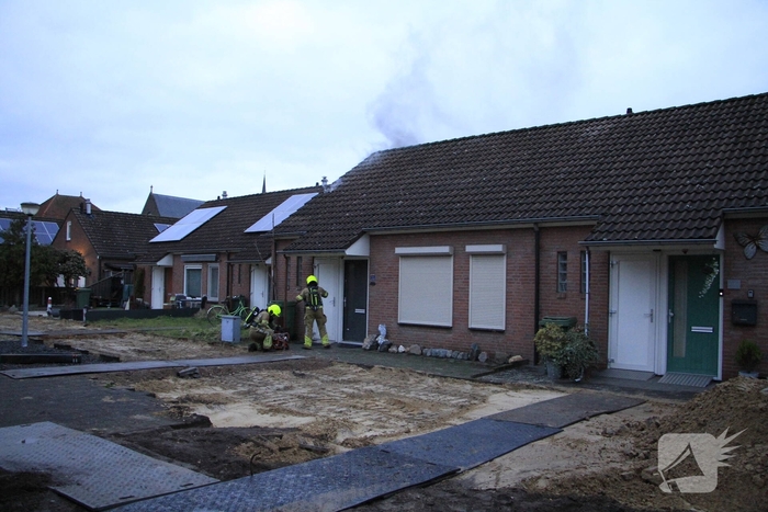 Brand op zolder van woning leidt tot ontruiming