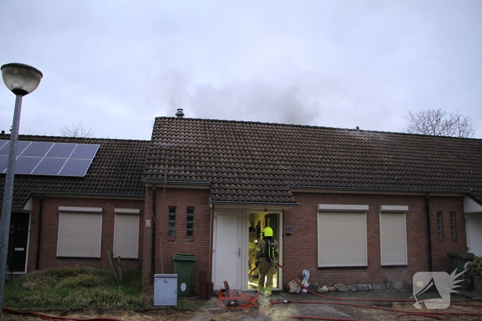 Brand op zolder van woning leidt tot ontruiming