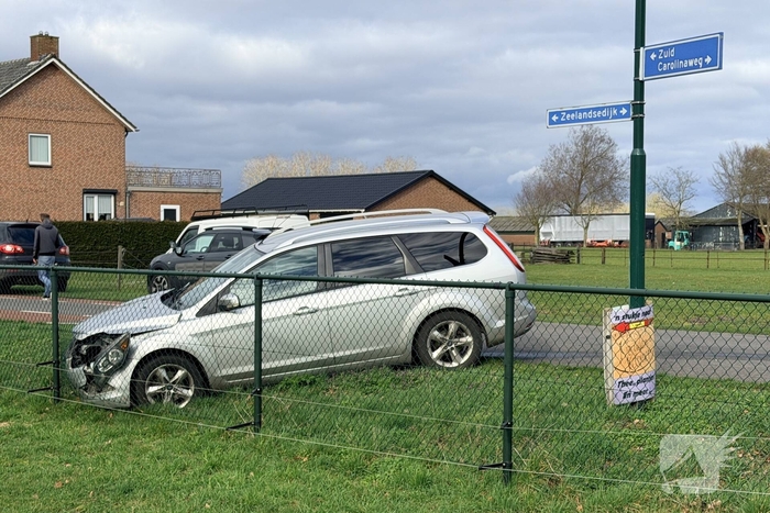 Aanrijding tussen auto en bestelbus zonder gewonden