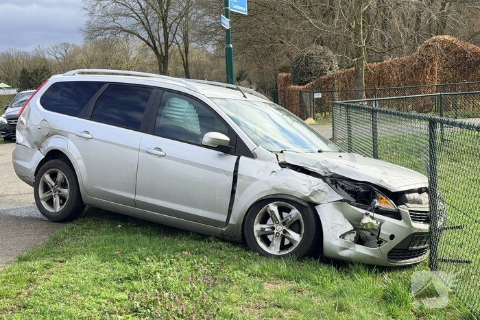 Aanrijding tussen auto en bestelbus zonder gewonden