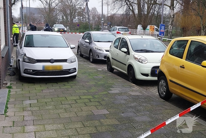 Meisje gewond nadat auto op stoep belandt