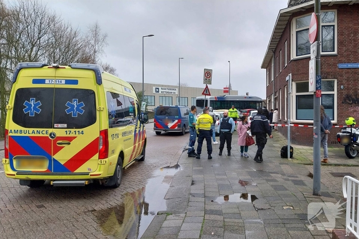 Meisje gewond nadat auto op stoep belandt