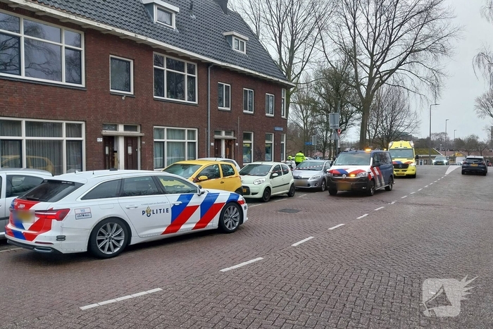 Meisje gewond nadat auto op stoep belandt