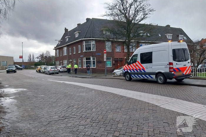 Meisje gewond nadat auto op stoep belandt