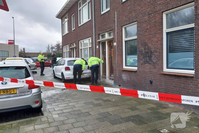 Meisje gewond nadat auto op stoep belandt
