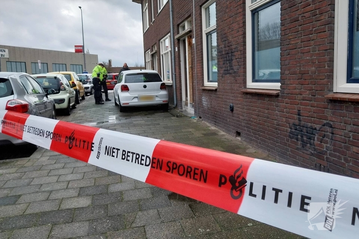 Meisje gewond nadat auto op stoep belandt