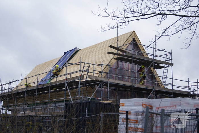 Groot dak deel van woning in aanbouw slaat los door harde wind
