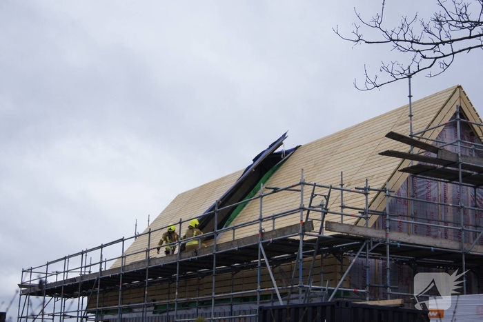 Groot dak deel van woning in aanbouw slaat los door harde wind