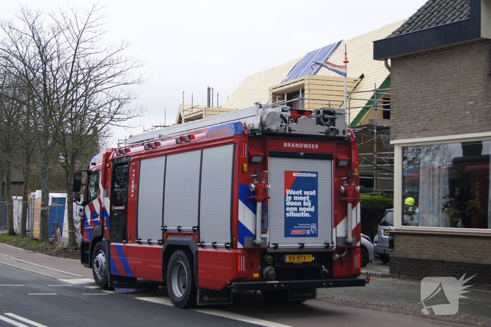 Groot dak deel van woning in aanbouw slaat los door harde wind