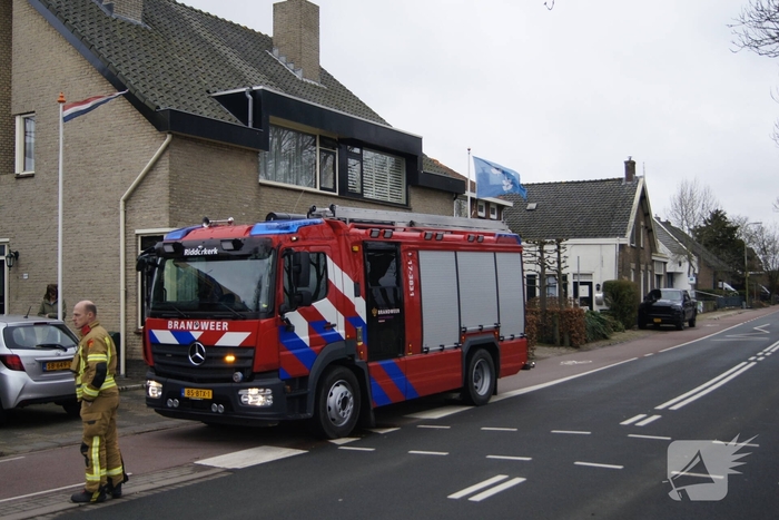 Groot dak deel van woning in aanbouw slaat los door harde wind