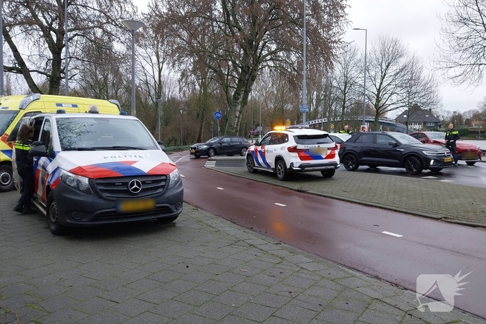 Auto's beschadigd na botsing op kruising
