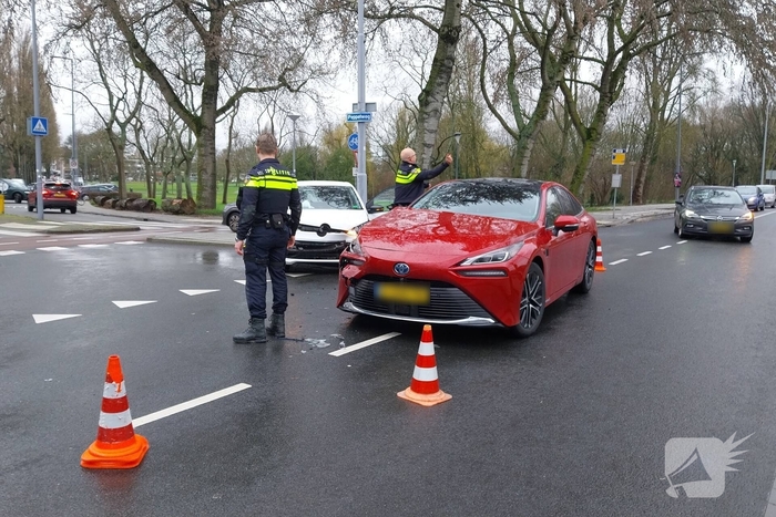 Auto's beschadigd na botsing op kruising