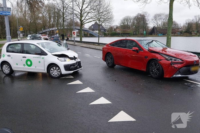 Auto's beschadigd na botsing op kruising