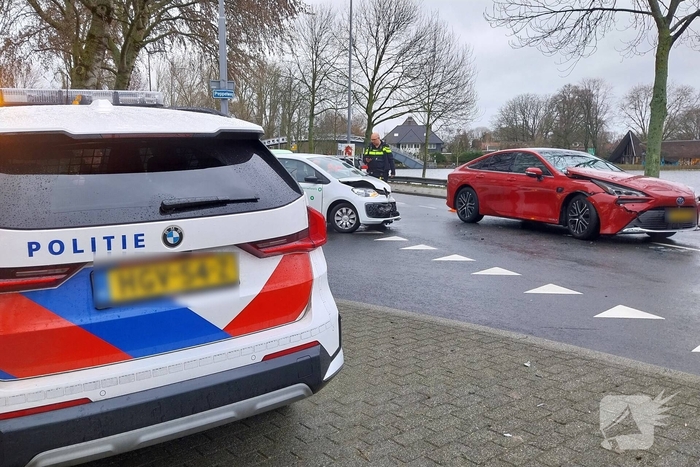 Auto's beschadigd na botsing op kruising