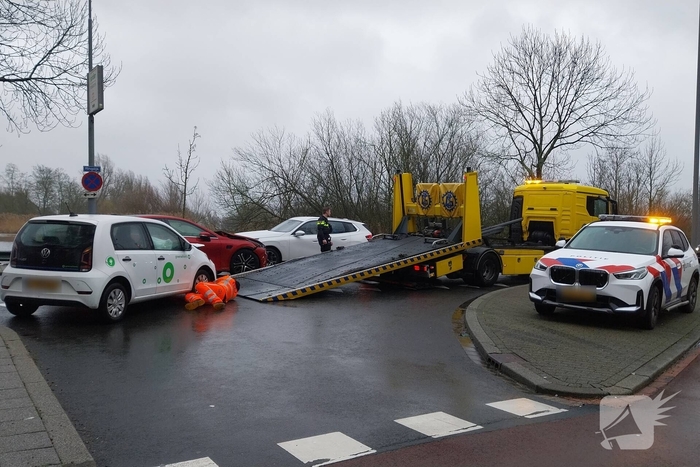Auto's beschadigd na botsing op kruising