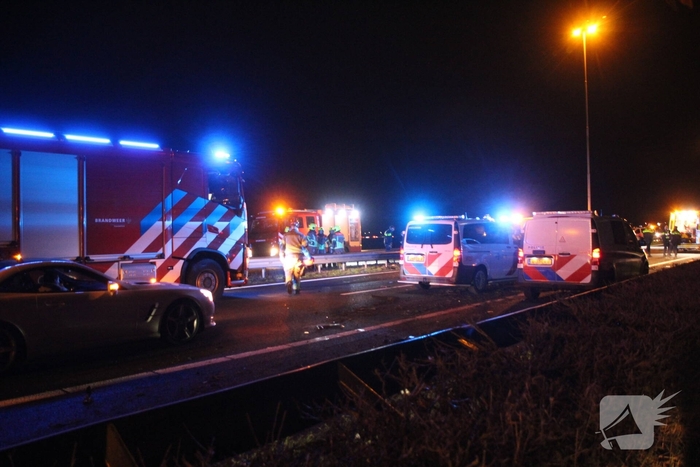 Zware aanrijding op snelweg met meerdere voertuigen betrokken