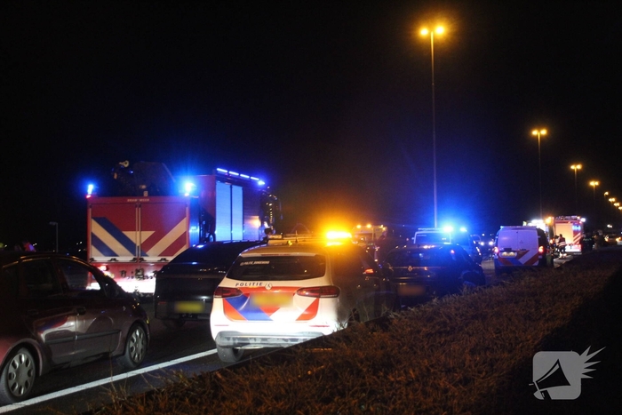 Zware aanrijding op snelweg met meerdere voertuigen betrokken