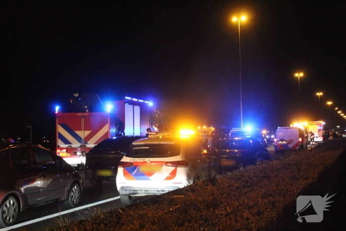 Zware aanrijding op snelweg met meerdere voertuigen betrokken