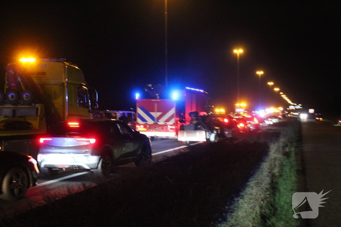 Zware aanrijding op snelweg met meerdere voertuigen betrokken