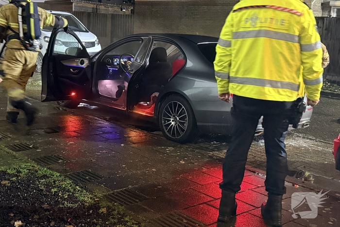 Twee auto's in brand na mogelijke brandstichting