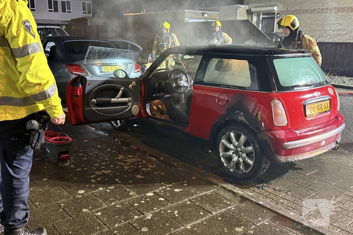 Twee auto's in brand na mogelijke brandstichting